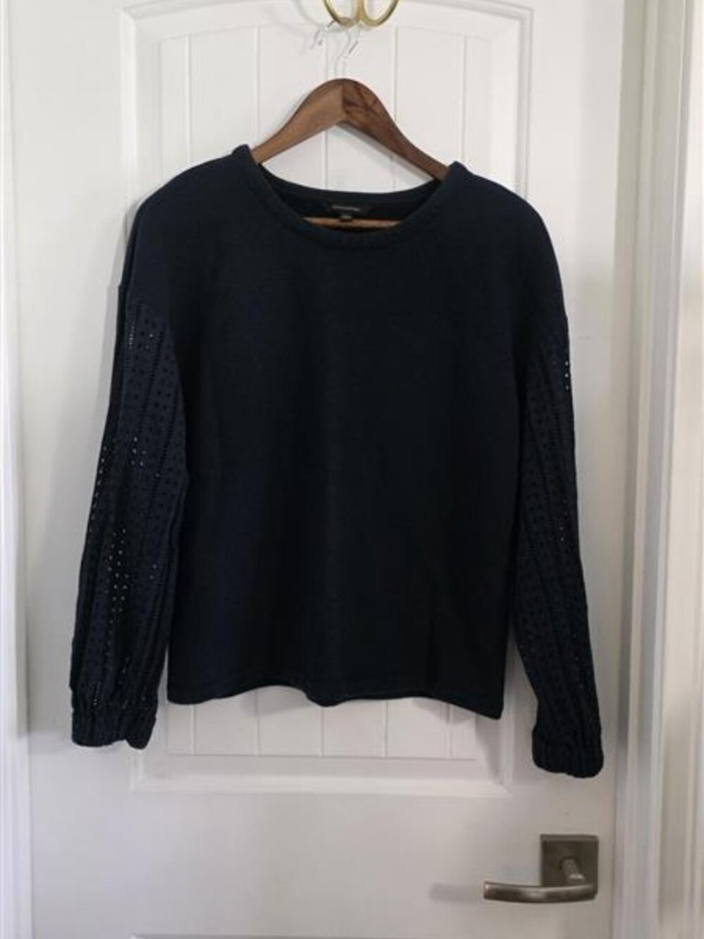 Banana Republic Navy Cotton Eyelet Lace Sleeve Top Blouse Size Medium - Picture 2 of 10